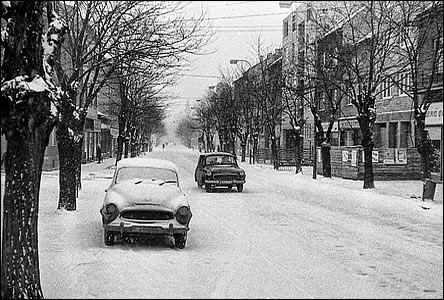 Zimní Národní tída asi okolo roku 1970, staví se dm s podchodem k ZS.
