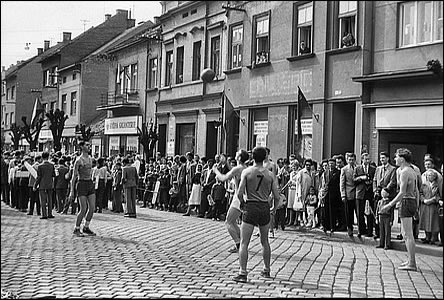 Národní tída u Mühlbauerova obchodu pi prvomájovém prvodu v roce 1961.