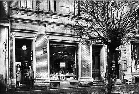 Lékárna „U sv. Cyrila“, byla lékárníkem PhMr. V. Wurmem zízena r. 1909.