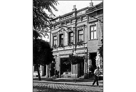 Wurmova lékárna "U Sv. Cyrila" na Narodní tíd v roce 1927.