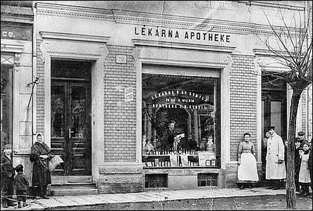 Wurmova lékárna "U sv. Cyrila" na Národní tíd, tentokrát v roce 1910.