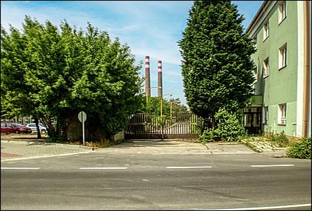 Pohled z ul. Bratislavské pes bránu nkdejších DVS k elektrárn.