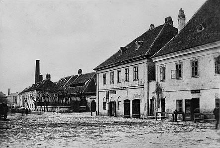 K Holíi r. 1880, vpravo pivovar, za ním lihovar, vzadu tabáková továrna...