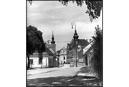 Od zámeku k radnicí mezi r.1929 (chybí Jalová strouha) a r.1938 (jízda vlevo).