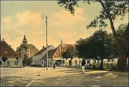 Píjezd od Holíe kolem zámeku pes Zámecké námstí okolo roku 1915.