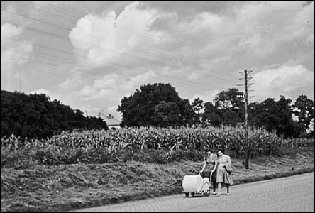 V r.1945 se zdá, e dámy jdou v polích, na sou. je oznaena stecha policie.