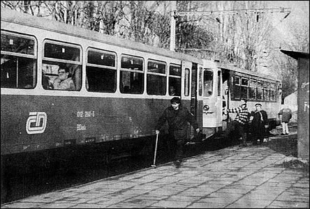 Na zrušeném nástupišti vlaku směrem k Mutěnicím.