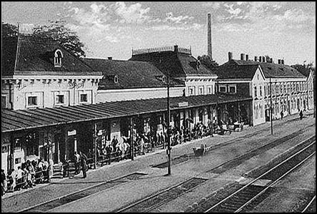 Podle této fotografie z roku 1926 se nástupiště nijak výrazně nezměnilo.