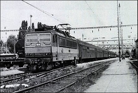 Vlak na nádraží v květnu 1990 a v pozadí přechod na zastávku k Mutěnicím.