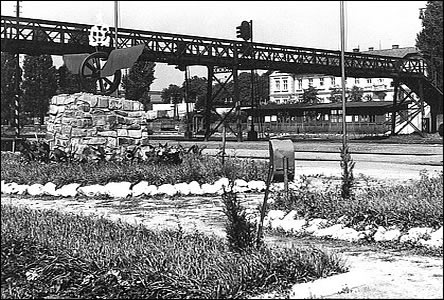 Přechod přes železnici k dřevěnému nástupišti "Mutěnky" asi v roce 1978.