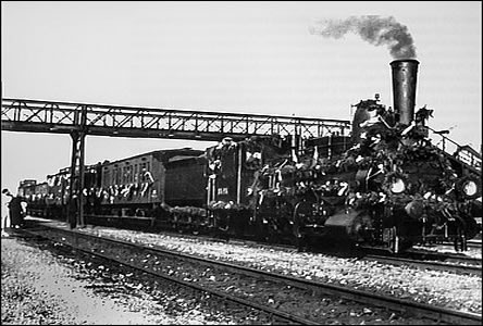 Lokomotiva pod nadchodem při oslavě 90. výročí severní dráhy v r. 1931.