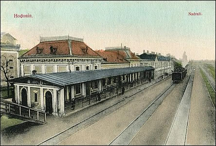 Nádraží po r. 1900, vlevo schody nadchodu a v pozadí Mauthnerova sladovna.