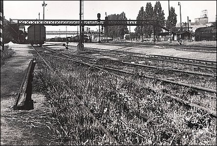 Nádraží s přechodem na nástupiště směr Zaječí asi v roce 1978.