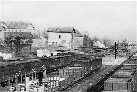 Kolejiště nádraží poškozené bombardováním v roce 1944.