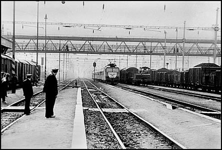 První elektrická lokomotiva projíždí Hodonínem