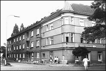 Ulice Nádražní řádek brzy po roce 1970.