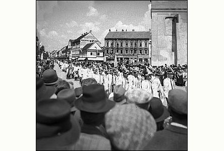 Prvod na Masarykov námstí pi vítání prezidenta Beneše v roce 1947.