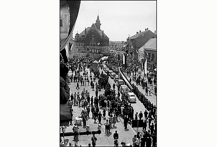 Kolona prezidenta Beneše na Masarykov námstí v roce 1947.