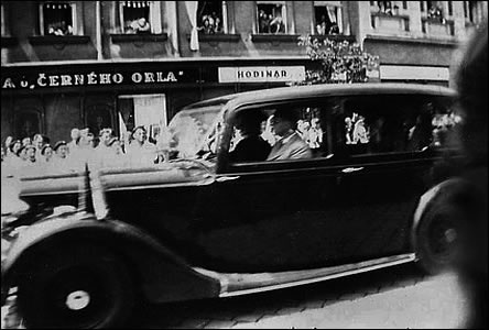 Okolo lékárny U erného orla projídí v r.1947 auto s prezidentem Benešem.