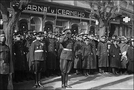 Vojenská pehlídka v roce 1930 ped lékárnou U erného orla na námstí.