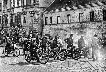 Start motocyklových závod na námstí ped farou v roce 1951.