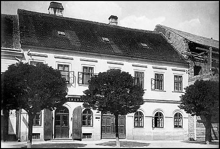 Lékárna na námstí, v roce 1906, kdy se stavl vedlejší dm.