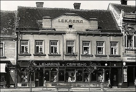 Lékárna U erného orla na Masarykov námstí v roce 1936.