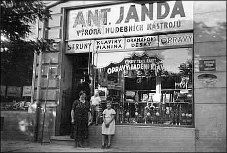 Obchod pana Jandy na námstí, vedle kamna firmy erný a Mazal.