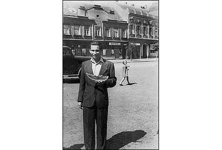 Mladík s melounem v r.1946 na námstí, vedle lékárny byl tehdy hodiná.