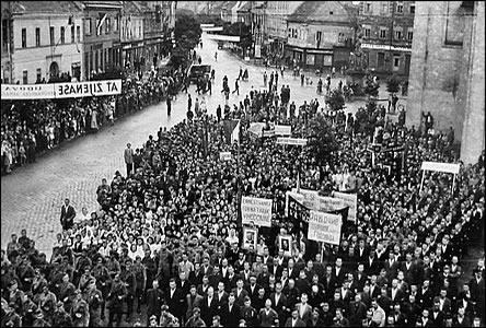 Manifestace na námstí 22.6.1945, den 4. výroí napadení SSSR Nmeckem.