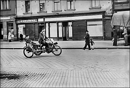 Motocykl Torpedo z r.1904 na námstí pi Rychl. okruhu motocykl v r.1955.