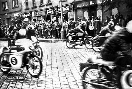 Start motocyklového závodu na námstí, v pozadí Fotografia a Kvtinová sí.