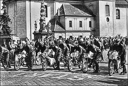 Masarykovo námstí, start motocyklových závod ped farou.