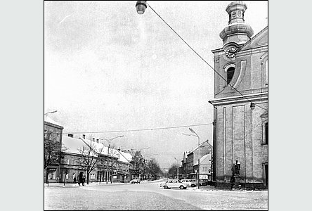 Masarykovo námstí v zim roku 1970, ped farou autobusová zastávka.