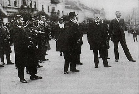 Prez. Masaryk a peds. vlády Jan erný (úpln vlevo) na námstí v r. 1924.
