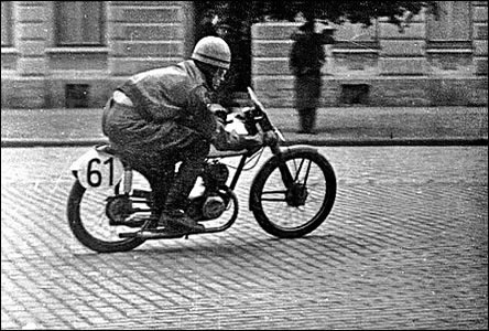 Motocyklový závodník na hladkých kostkách Masarykova námstí.