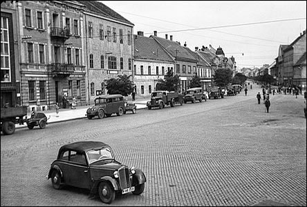 Prvod tehdy "poárních" aut na Masarykov námstí asi ped r. 1960.
