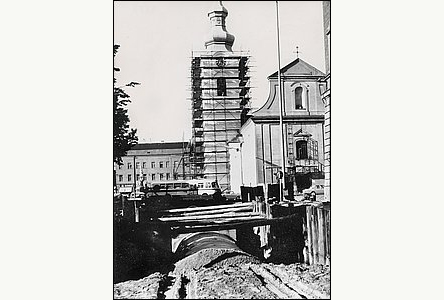 V roce 1973 se opravoval kostel i mstská kanalizace.