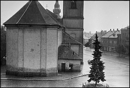 Na fotce z bouky v r.1954 je vidt, e Vánoní strom stával na námstí jinde.