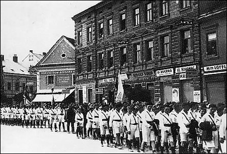 Masarykovo námstí a prvod sokol v roce 1930.