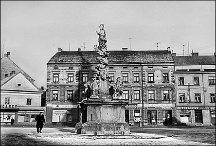 Morový sloup a stedová ást Masarykova námstí v roce 1960.