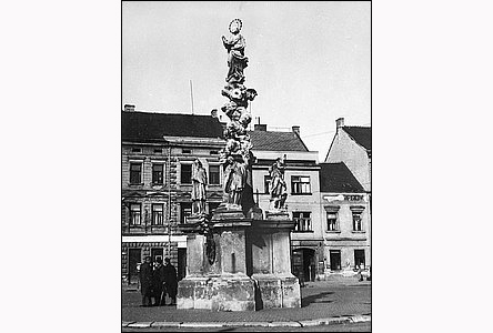 Morový sloup a stedová ást Masarykova námstí v roce 1950.
