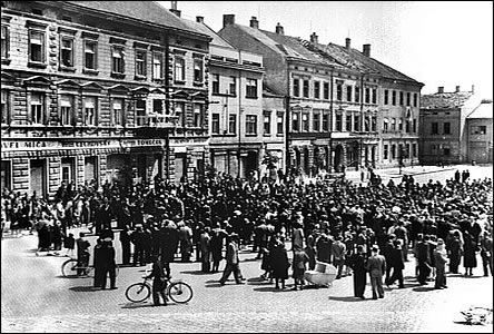 Vítání armád na Masarykov námstí po skonení války v roce 1945.