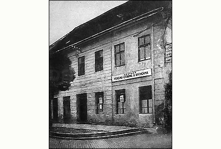 Mstská veejná ítárna a knihovna na Masarykov námstí.