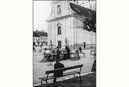 Trhovci na námstí u kostela v dob ped II. svtovou válkou.