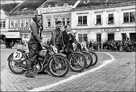 Závody moto 1937, zajímavá je i tehdejší zástavba Masarykova námstí.
