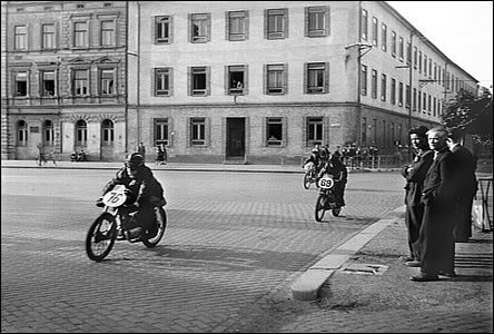 Vjezd stroj z ulice Dobrovolského na námstí pi motocyklových závodech.