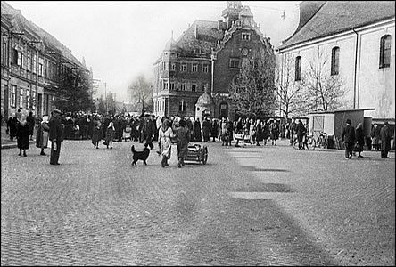 Trh na Masarykov námstí vedle kostela okolo roku 1956.