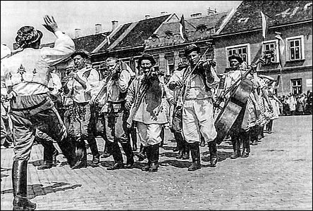 Horátí muzikanti vítají 22.6.1947 na Masaryk. námstí prezidenta Beneše.