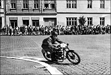 Motocyklové závody na hladkých kostkách Masarykova námstí.